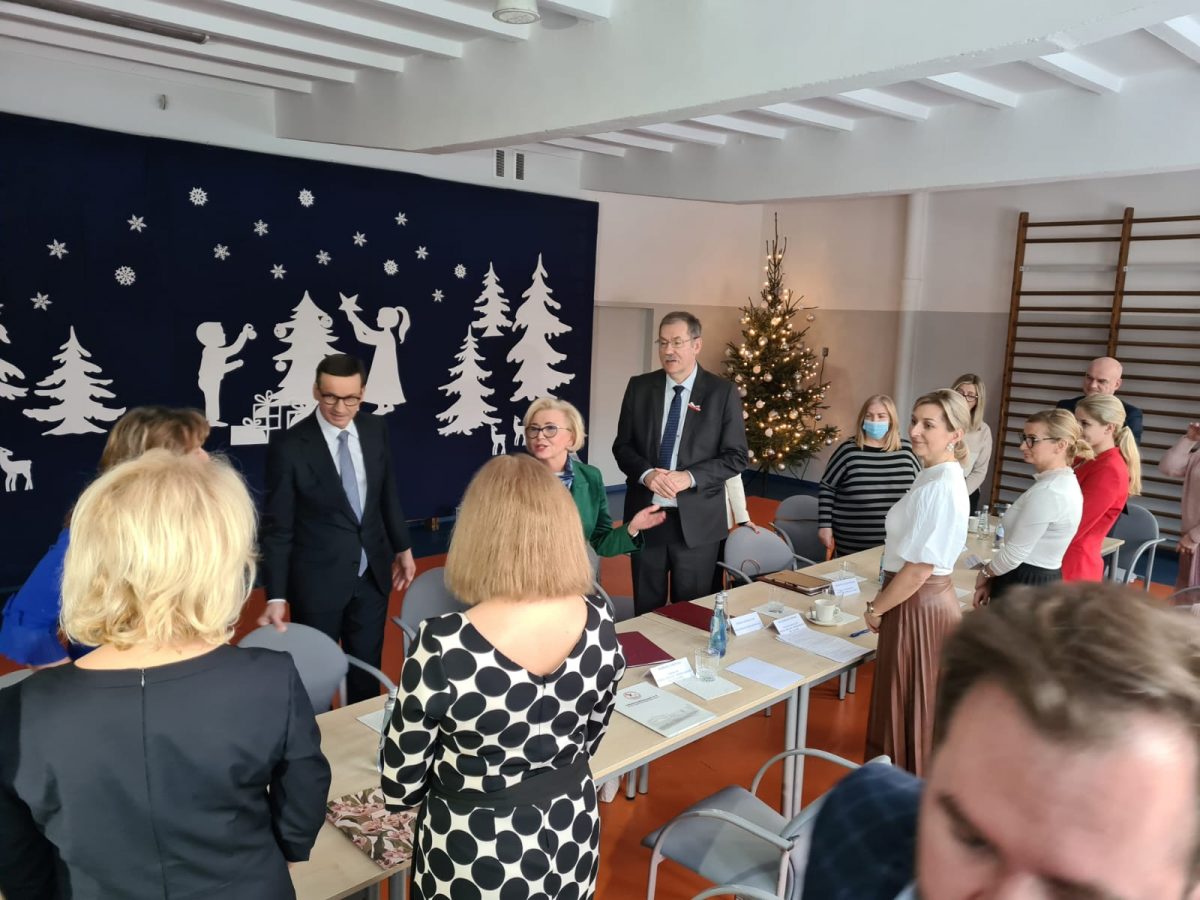 Premier Mateusz Morawiecki i wiceminister Marzena Machałek z wizytą w Zespole Szkolno-Przedszkolnym nr 1 w Oławie