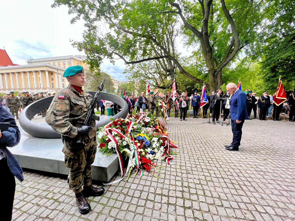 Program uroczystości obejmował: • odśpiewanie hymnu państwowego, • przemówienia okolicznościowe • apel pamięci • złożenie kwiatów, wieńców i zniczy O godzinie 19 w kościele garnizonowym pw. św. Elżbiety zostana odprawiona Msza święta w intencji żyjących i zmarłych Powstańców Warszawskich.