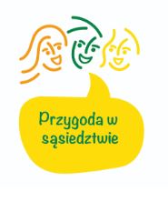 Prosty, kolorowy rysunek przedstawiający trzy uśmiechnięte twarze w odcieniach zieleni i koloru pomarańczowego. Poniżej znajduje się żółty dymek z napisem: „Przygoda w sąsiedztwie” zapisanym zieloną czcionką. Grafika ma przyjazny i pogodny charakter, sugerujący wydarzenie o tematyce sąsiedzkiej, integracyjnej lub międzykulturowej.