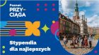 Kolorowa grafika promująca program stypendialny miasta Poznań. Po lewej stronie, na granatowym tle widnieje hasło: „Poznań PRZY-CIĄGA” oraz „Stypendia dla najlepszych”. W tle pojawiają się kolorowe geometryczne kształty (kropki, linie, gwiazdy, kwiat), dodające nowoczesnego i przyciągającego uwagę charakteru. Po prawej stronie znajduje się zdjęcie grupy młodych ludzi spacerujących po Starym Rynku w Poznaniu, z charakterystycznym Ratuszem w tle i kolorowymi kamienicami.
