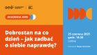 Grafika promująca wydarzenie Akademii KMO. Na górze po lewej stronie znajdują się logotypy: „Klub Młodego Odkrywcy” oraz „Centrum Nauki Kopernik – Koordynator programu”. Pod nimi czerwony przycisk z napisem „AKADEMIA KMO” i niebiesko-białymi półkolami. Poniżej, na pomarańczowym tle widnieje duży, biały napis: „Dobrostan na co dzień – jak zadbać o siebie naprawdę?” Po prawej stronie, na niebieskim tle: – Data i godzina wydarzenia: „25 czerwca 2025, godz. 18.00, online” – Prowadząca: „Poprowadzi Magda Domańska” – Obok znajdują się cztery kolorowe półkola w odcieniach czerwieni i pomarańczu, tworzące stylizowany znak graficzny.