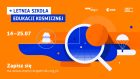 Grafika promująca Letnią Szkołę Edukacji Kosmicznej organizowaną przez ESERO, ESA i Centrum Nauki Kopernik. Na pomarańczowym tle widnieje duży napis 'Letnia Szkoła Edukacji Kosmicznej', daty '14–25.07', oraz zachęta 'Zapisz się na www.esero.kopernik.org.pl'. Ilustracje przedstawiają elementy związane z kosmosem: lądownik, spadochron oraz planetę oglądaną przez lupę.