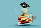 Stos kolorowych książek, na których znajdują się globus, biret absolwenta, jabłko, budzik, lupa i przybory szkolne, na niebieskim tle – symboliczne przedstawienie edukacji.
